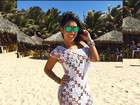 Amanda Djehdian posa de biquíni e saída de praia em Fortaleza