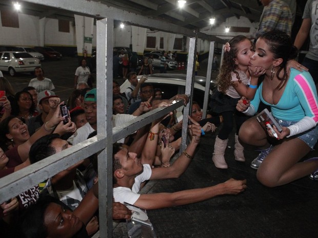 Anitta com fã antes de show na Zona Norte do Rio (Foto: Isac Luz/ EGO)