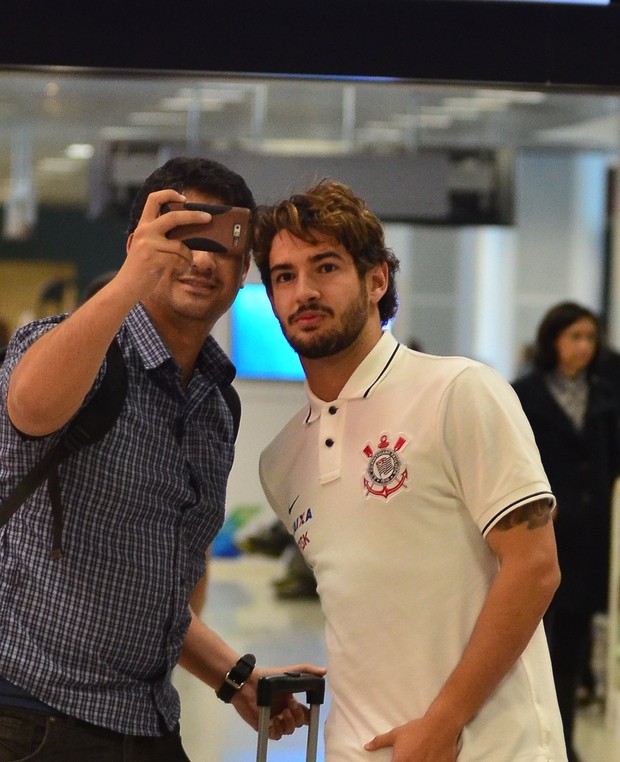 Alexandre Pato embarca no aeroporto Santos Dumont (Foto: William Oda/Fotorio News)