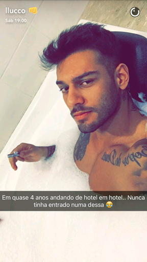 Lucas Lucco no banho (Foto: Reprodução/Snapchat)