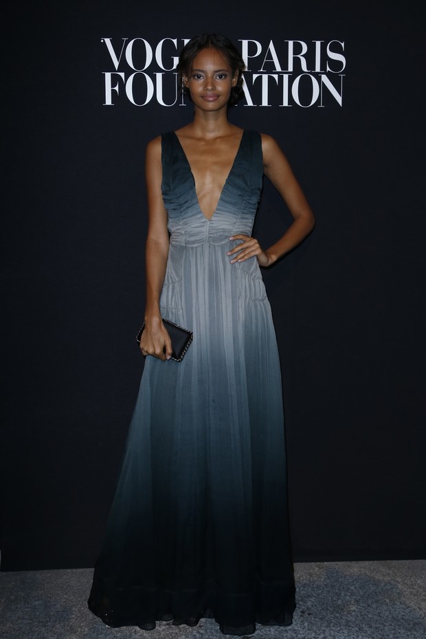 Malaika Firth em evento da Vogue francesa (Foto: AFP)