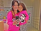 Samara Felippo combina pijama com a filha