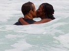 Naomi Campbell troca carinhos com namorado em praia de Miami