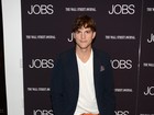 Sem namorada, Ashton Kutcher vai a première de seu novo filme 