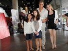 Edson Celulari vai com a namorada e a filha a musical no Rio