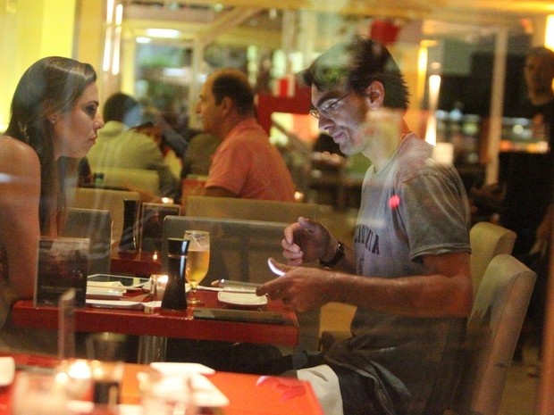 Giba com a namorada, Maria Luiza Daudt , em restaurante no Rio (Foto: Delson Silva/ Ag. News)