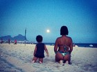 De biquíni e na melhor forma, Solange Couto 'apresenta' lua ao filho