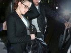 Kristen Stewart e Robert Pattinson desembarcam juntos em aeroporto