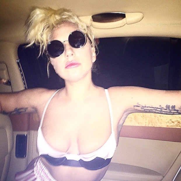 Lady Gaga posa de top decotado e shortinho dentro de carro (Foto: Instagram/ Reprodução)