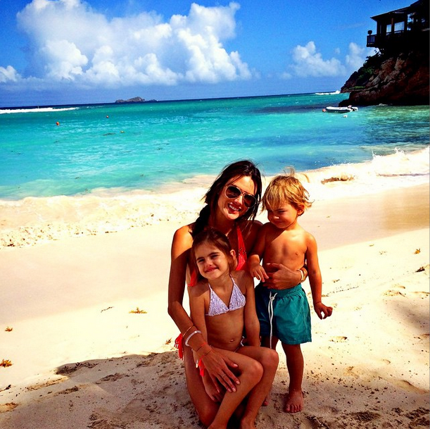 Alessandra Ambrósio com os filhos (Foto: Reprodução/Instagram)