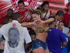 Viviane Araújo reina no Salgueiro de shortinho jeans e top dourado