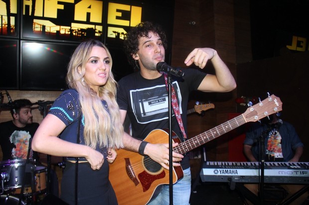 Rafael Almeida e Maria Fernanda durante show (Foto: William Oda  / AgNews)