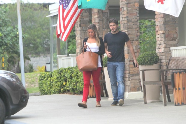 Daniel Rocha e a namorada em restaurante na Barra (Foto: Delson Silva / AgNews)