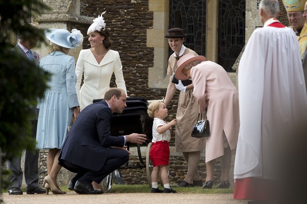 Príncipe William observa o filho, George, conversando com a Rainha Elizabeth (Foto: AFP)
