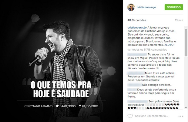 Foto: Familiares, amigos e fãs se despedem de Cristiano Araújo e da  namorada do cantor, Allana Moraes, no Centro Cultural Oscar Niemeyer, em  Goiânia, nesta quinta-feira, 25 de junho de 2015 - Purepeople