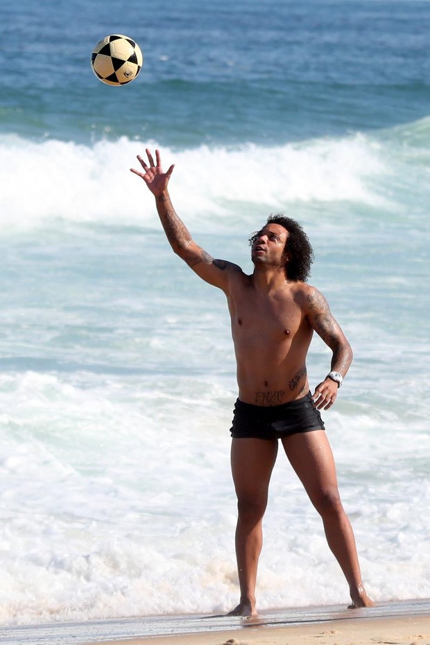 Jogador Marcelo na praia (Foto: Andre Freitas / AgNews)