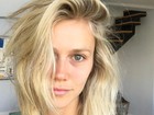 Renata Kuerten posa sem make e com o cabelo bagunçado: 'Natural!'