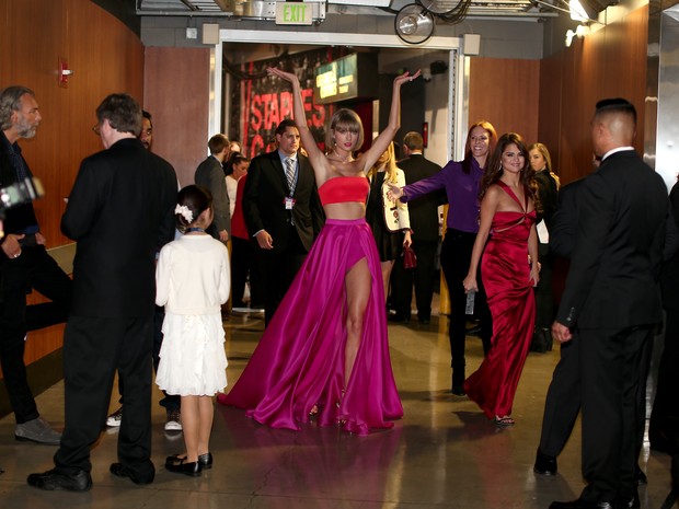 Taylor Swift e Selena Gomez no Grammy, em Los Angeles, nos Estados Unidos (Foto: Christopher Polk/ Getty Images/ AFP)