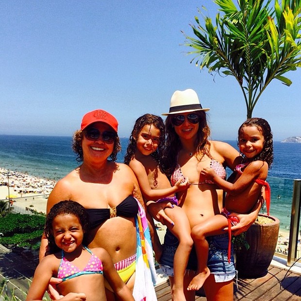 Dona Sônia Nazário com Paula Morais com as filhas e de Ronaldo (Foto: Instagram / Reprodução)