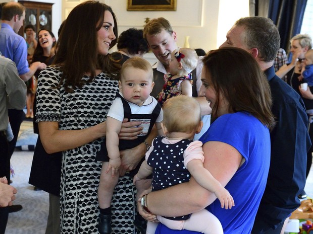 Kate Middleton com o filho, George, em Wellington, na Nova Zelândia (Foto: James Whatling/ Reuters)