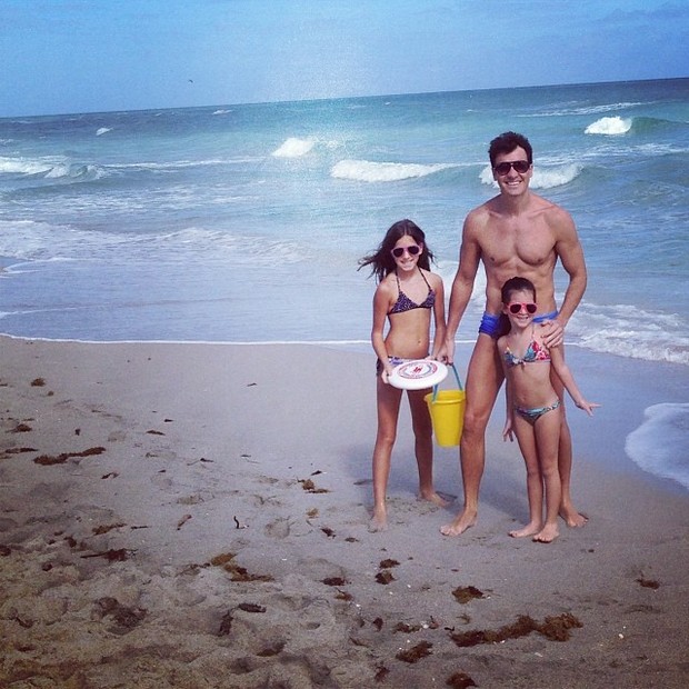 Rodrigo Faro com as filhas em praia de Miami (Foto: Reprodução_Instagram)