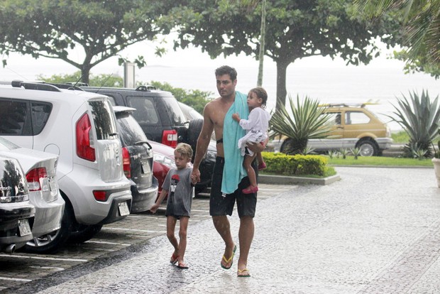 Thiago Lacerda com os filhos na praia da Barra da Tijuca, RJ (Foto: Dilson Silva / Agnews)