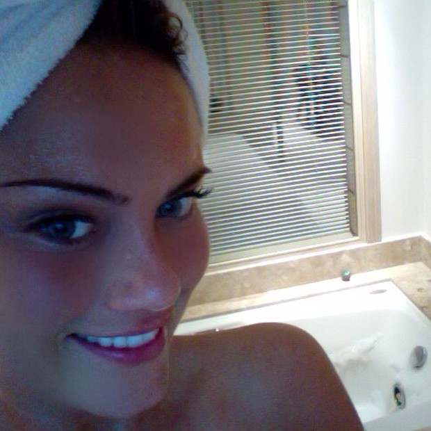 Ellen Rocche posata selfie no banho (Foto: Instagram/ Reprodução)