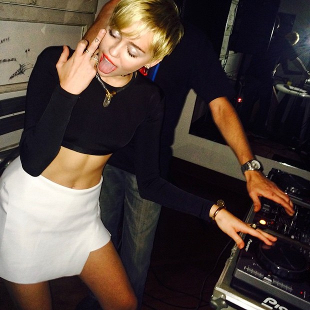 Miley Cyrus faz gesto obsceno (Foto: Reprodução/Instagram)