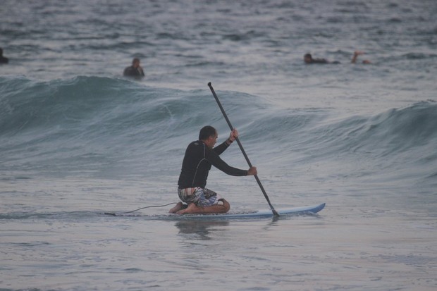 Humberto Martins pratica stand up paddle (Foto: Dilson Silva / AgNews)