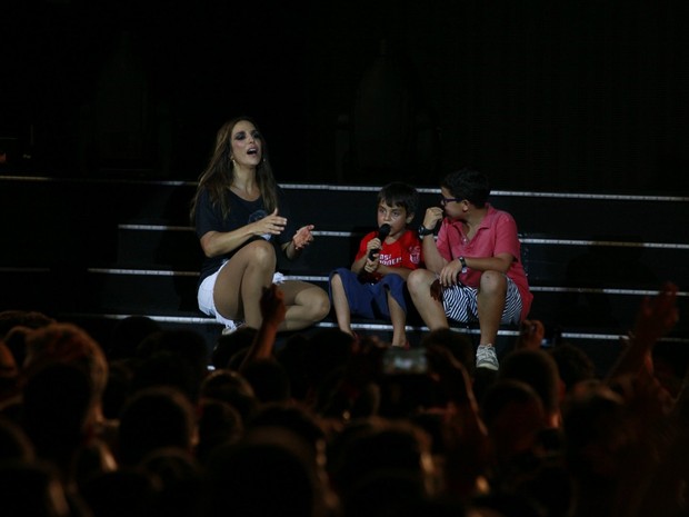 Ivete Sangalo com o filho, Marcelo, em show no Rio (Foto: Isac Luz/ EGO)