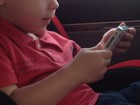 Filho de Neymar canta música infantil ao ver clipe no celular da mãe