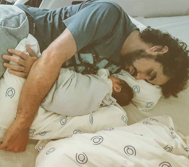 Felipe Andreoli com o filho (Foto: Reprodução/Instagram)