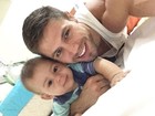 Ex-BBB Jonas posta foto fofa do filho: ‘Jota e Jotinha’