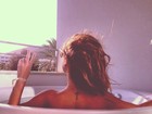 Em ofurô, Fernanda Paes Leme relaxa em Ibiza
