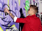 Justin Bieber faz pichação em mural na première de seu filme
