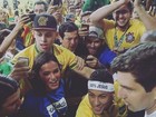 Neymar e Bruna Marquezine se abraçam após medalha na Rio 2016