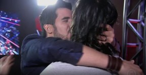 Alexey Martinez e Leo Santana se beijam no programa The Voice (Foto: Reprodução / Instagram)