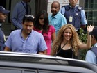 Shakira acena e sorri para fãs após ir novamente a consulado no Rio