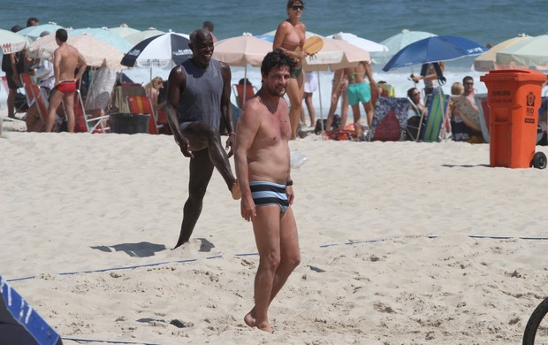 Marcelo Serrado na praia de Ipanema (Foto: Wallace Barbosa / AgNews)