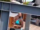 Queen Latifah curte dia de sol na piscina de hotel carioca