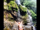 Cara Delevingne curte cachoeira e posta foto de biquíni