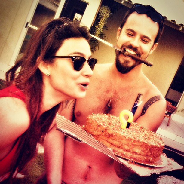 Thaila Ayala sopra velinhas do bolo ao lado do marido, Pulinho Vilhena (Foto: Reprodução/Instagram)