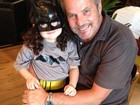 Vestida de Batman, filha de Tania Mara posa para fotos
