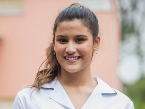 Giulia Costa é Lívia, aluna do Colégio Leal Brazil, na nova temporada de Malhação (Foto: João Cotta / TV Globo)