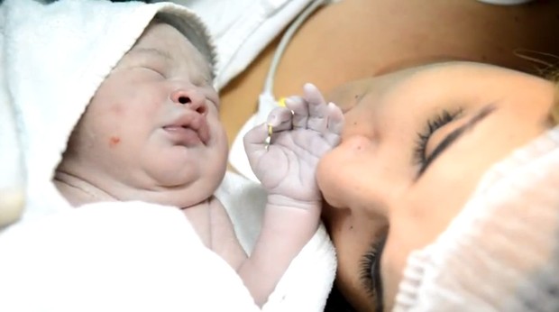 Nascimento de Pietra, filha de Perlla (Foto: Youtube / Reprodução)