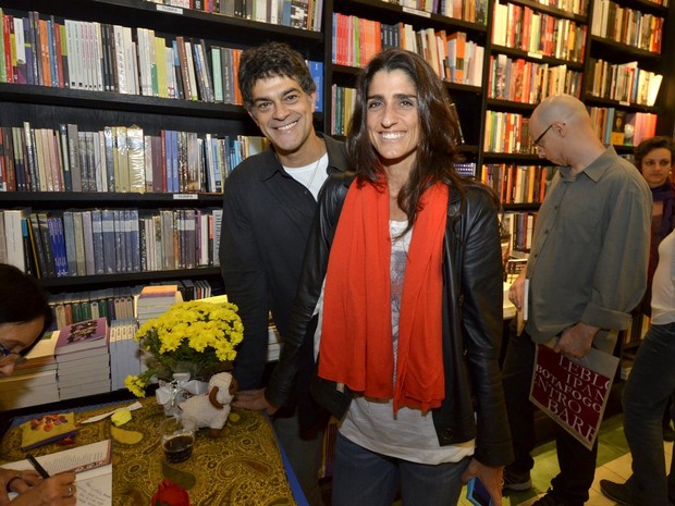 Eduardo Moscovis e Cynthia Howlett em lançamento de livro no Rio (Foto: Léo Marinho/ Ag. News)