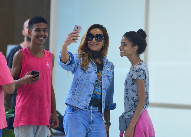 Sabrina Sato distribui selfies ao embarcar no aeroporto Santos Dumont (Foto: Willian Oda / AgNews)