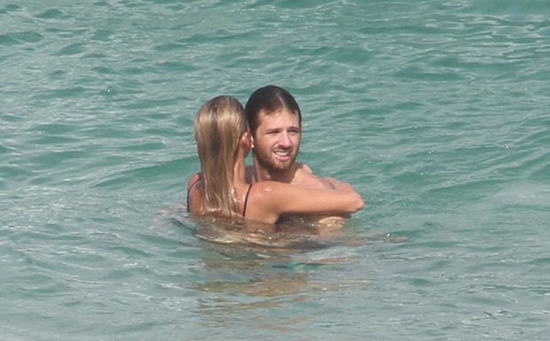 Fernanda de Freitas foi a praia da Barra da Tujuca com o namorado (Foto: Marcus Pavão/Agnews)