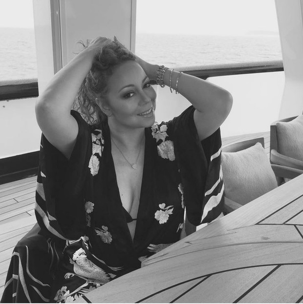Mariah Carey faz pose e exibe decote na altura dos seios (Foto: Reprodução/Instagram)