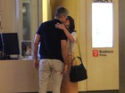 Flávia Alessandra e Otaviano Costa se beijam durante passeio